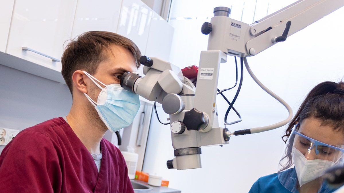 Leczenie kanałowe pod mikroskopem we Wrocławiu — endodonta SkyDent